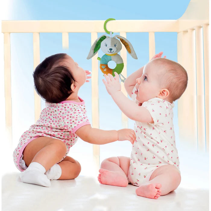 Le Hochet Lapin Clémentoni est un jouet d’éveil conçu pour captiver les tout-petits dès leurs premiers mois. Avec son design adorable, ses couleurs vives et ses fonctions interactives, ce hochet en forme de lapin stimule la curiosité et accompagne bébé dans son développement sensoriel et moteur.
