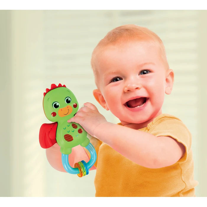 Le Rattle Dragon Clémentoni est un jouet d’éveil spécialement conçu pour stimuler les sens et captiver l’attention des tout-petits. Avec son design adorable, ses couleurs vives et ses fonctions amusantes, ce hochet en forme de dragon devient rapidement le compagnon préféré des bébés.