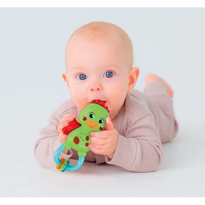 Le Rattle Dragon Clémentoni est un jouet d’éveil spécialement conçu pour stimuler les sens et captiver l’attention des tout-petits. Avec son design adorable, ses couleurs vives et ses fonctions amusantes, ce hochet en forme de dragon devient rapidement le compagnon préféré des bébés.