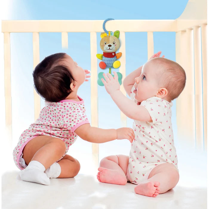 Le Lovely Dog Soft Rattle Clémentoni est un hochet en peluche conçu pour offrir confort et amusement aux tout-petits. Avec son design attendrissant et ses textures douces, ce jouet d’éveil stimule les sens de bébé tout en devenant un compagnon rassurant et joyeux.